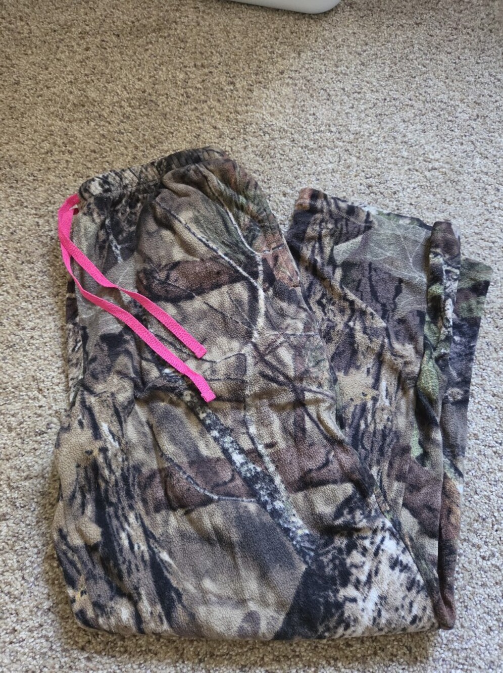 Mossy Oak Camouflage Fleece Pants with Black Brand Tag